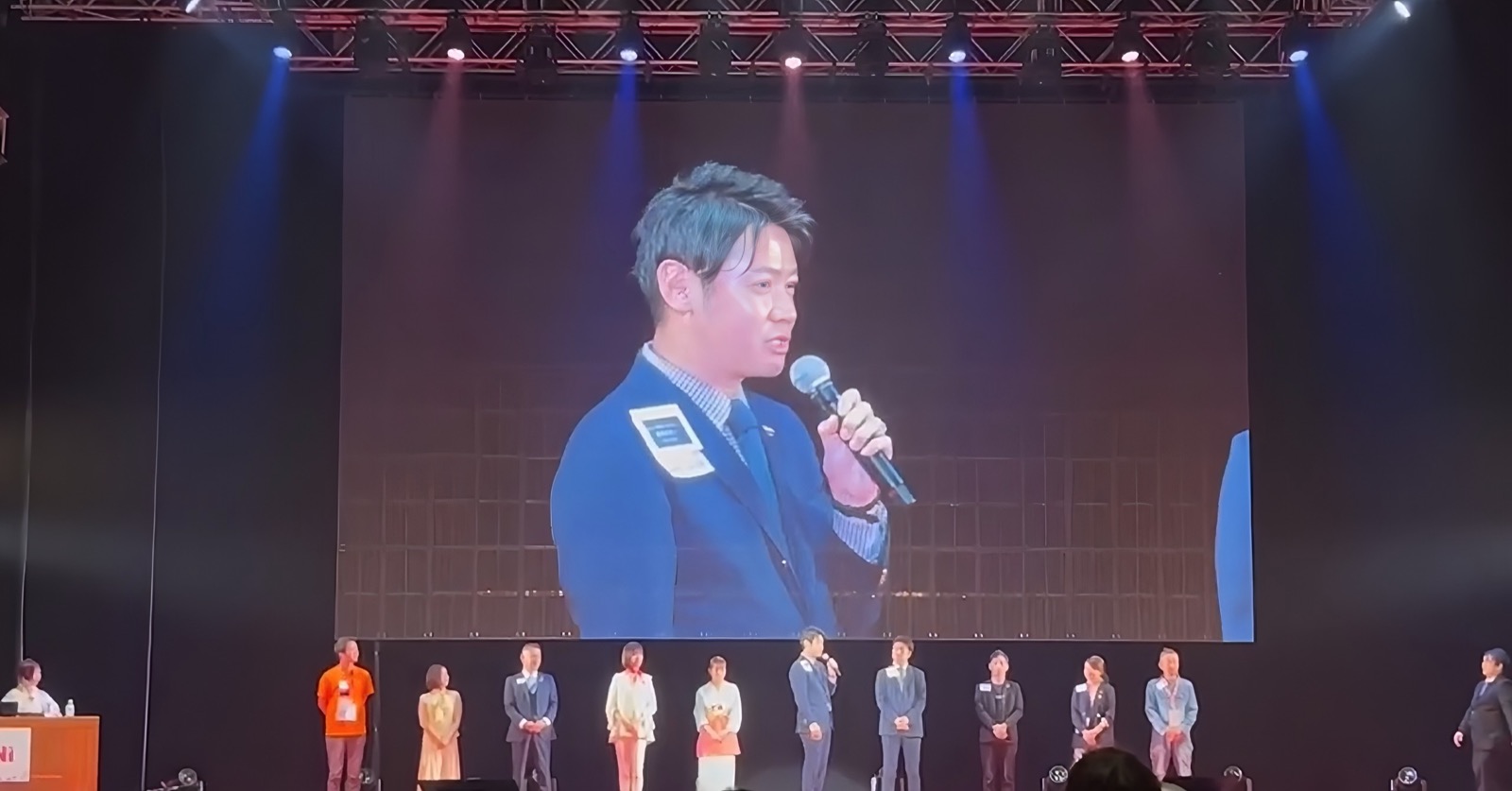 BNI全国カンファレンスの壇上でスピーチする松井祐太